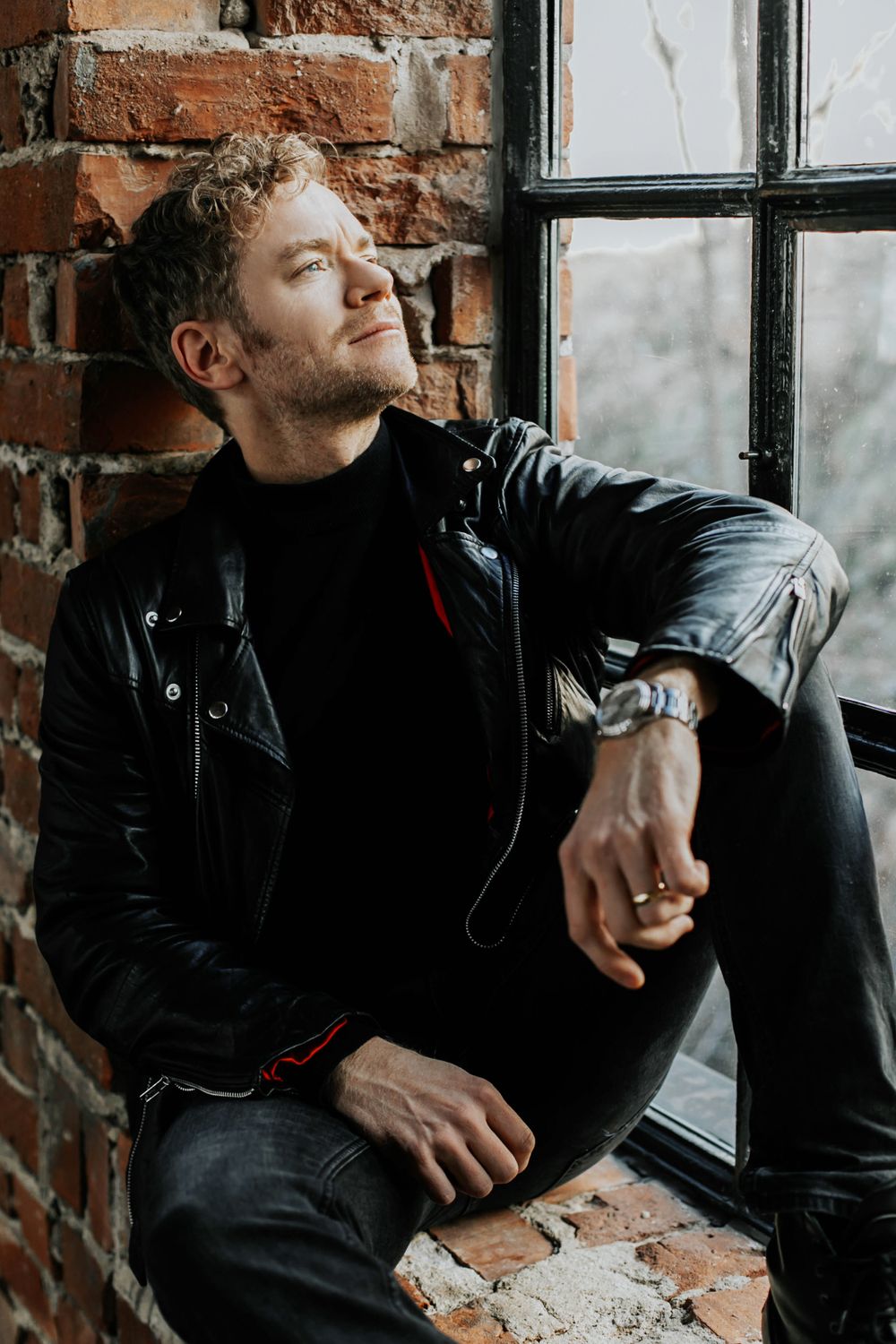 Pressbilder och porträtt på Peter Johansson till PNM music. Fotograf Rebecca Nordin. Vinterviken i Stockholm.