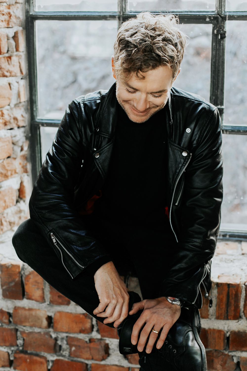 Pressbilder och porträtt på Peter Johansson till PNM music. Fotograf Rebecca Nordin. Vinterviken i Stockholm.
