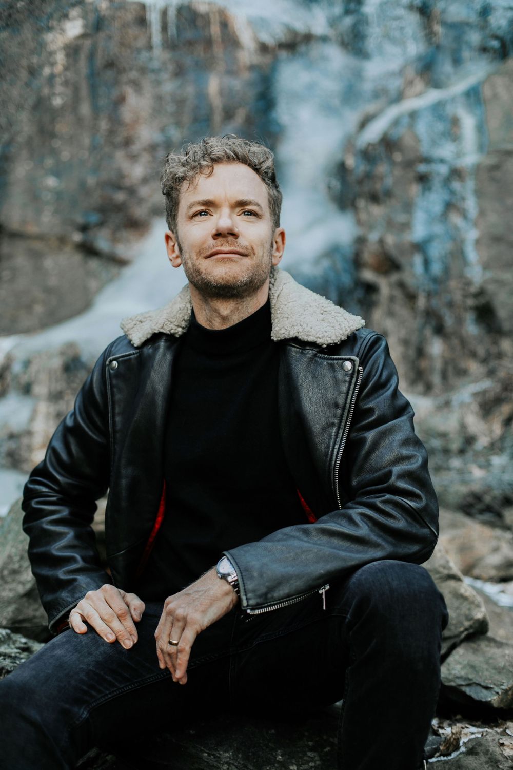 Pressbilder och porträtt på Peter Johansson till PNM music. Fotograf Rebecca Nordin. Vinterviken i Stockholm.