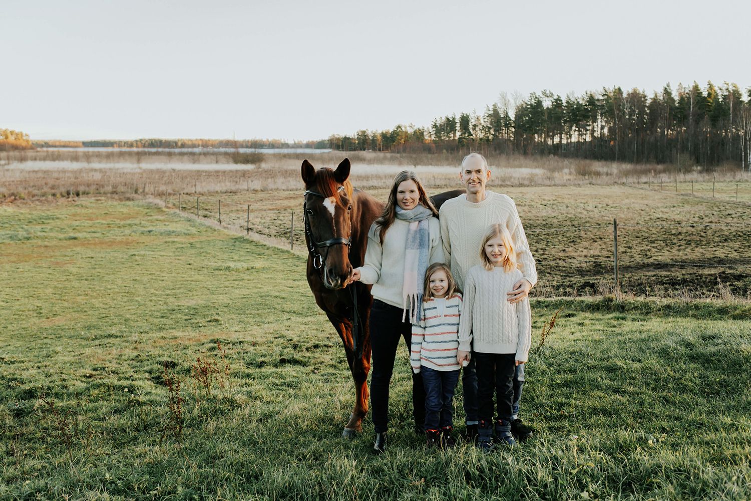 Familjefotografering i Säffle. Fotograf Rebecca Nordin. Julkort med familjens häst.