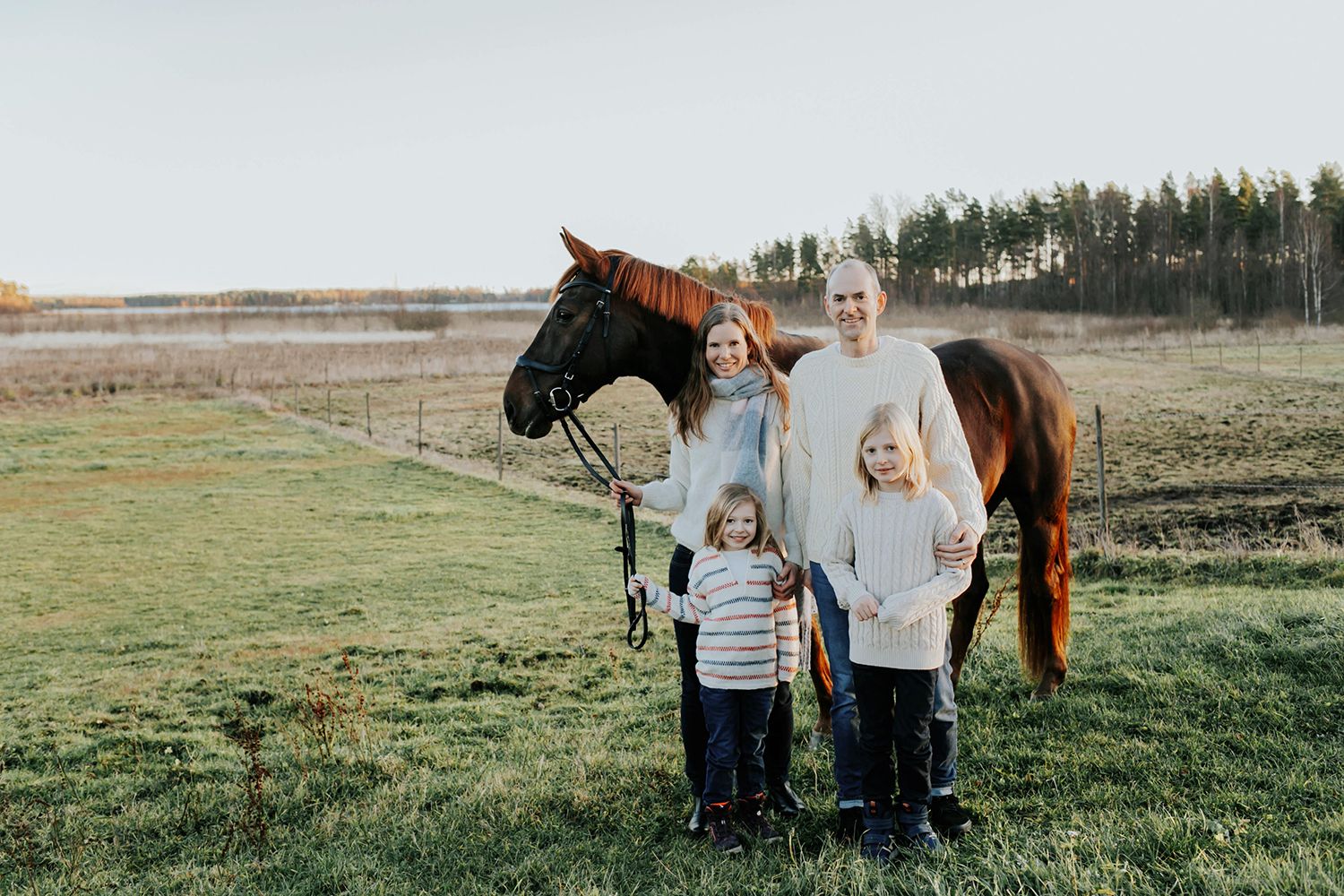 Familjefotografering i Säffle. Fotograf Rebecca Nordin. Julkort med familjens häst.