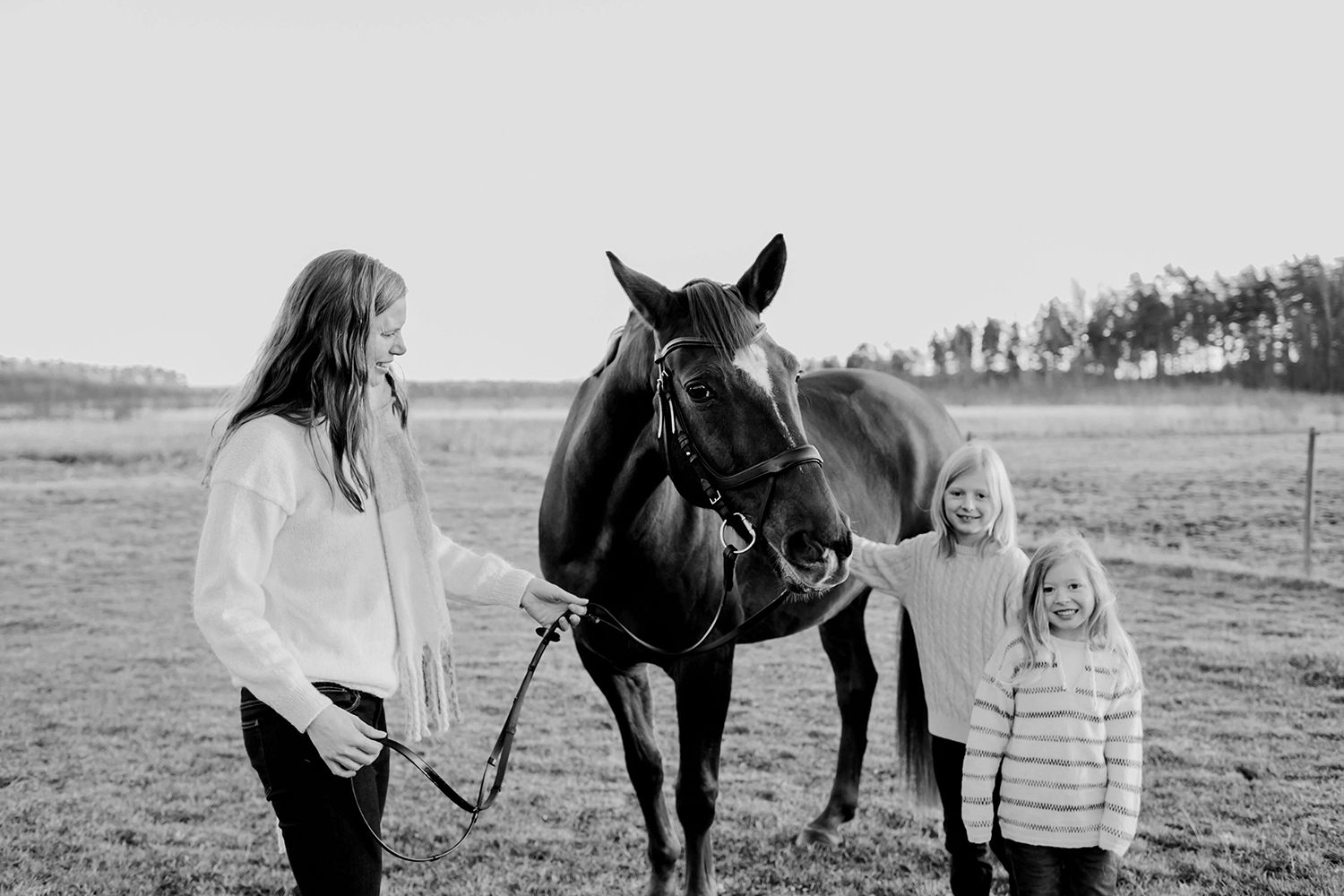 Familjefotografering i Säffle. Fotograf Rebecca Nordin. Julkort med familjens häst.