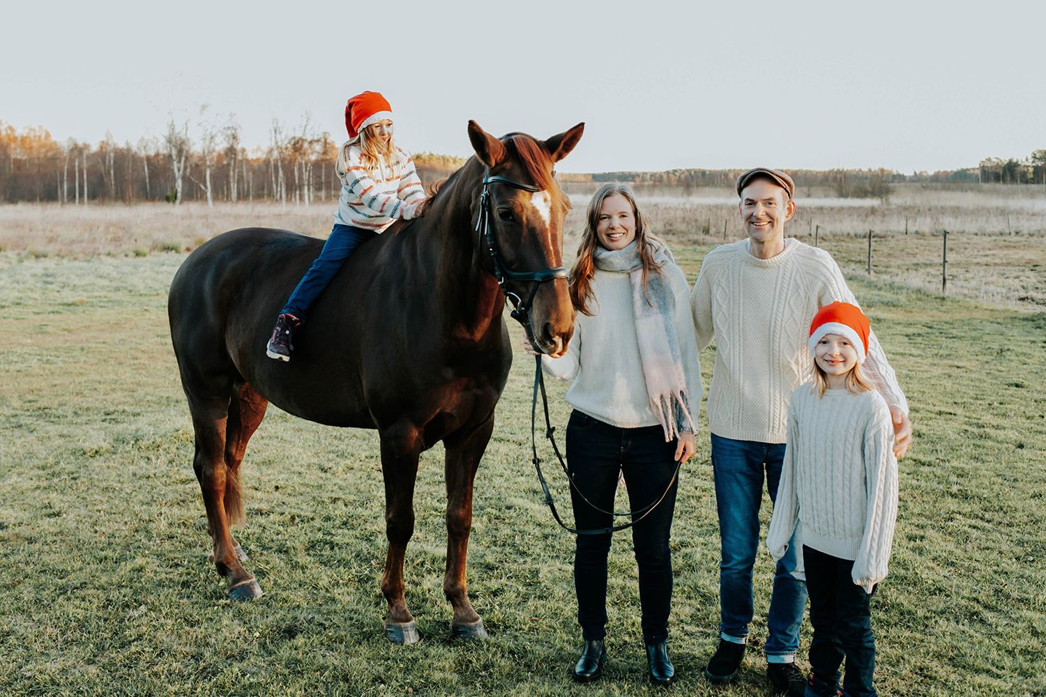 Familjefotografering i Säffle. Fotograf Rebecca Nordin. Julkort med familjens häst.
