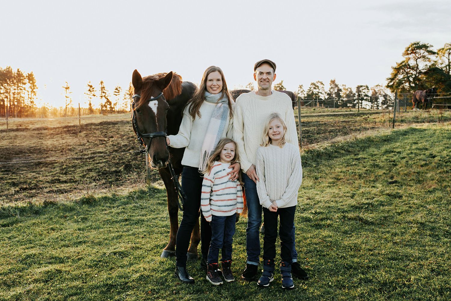 Familjefotografering i Säffle. Fotograf Rebecca Nordin. Med häst.