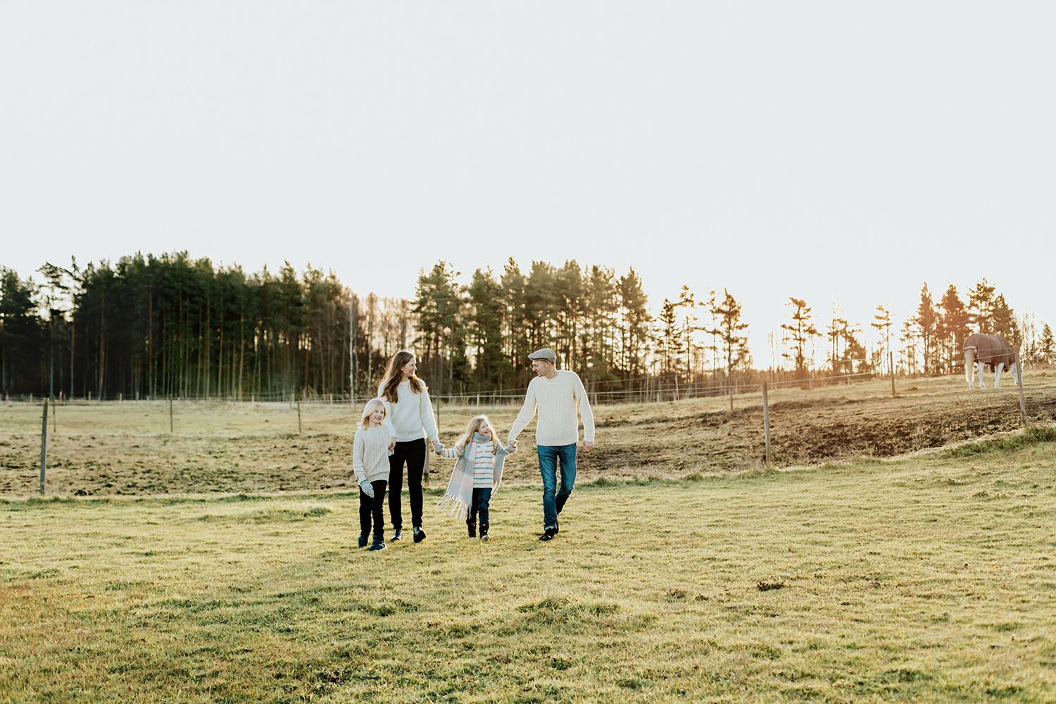 Familjefotografering i Säffle. Fotograf Rebecca Nordin.