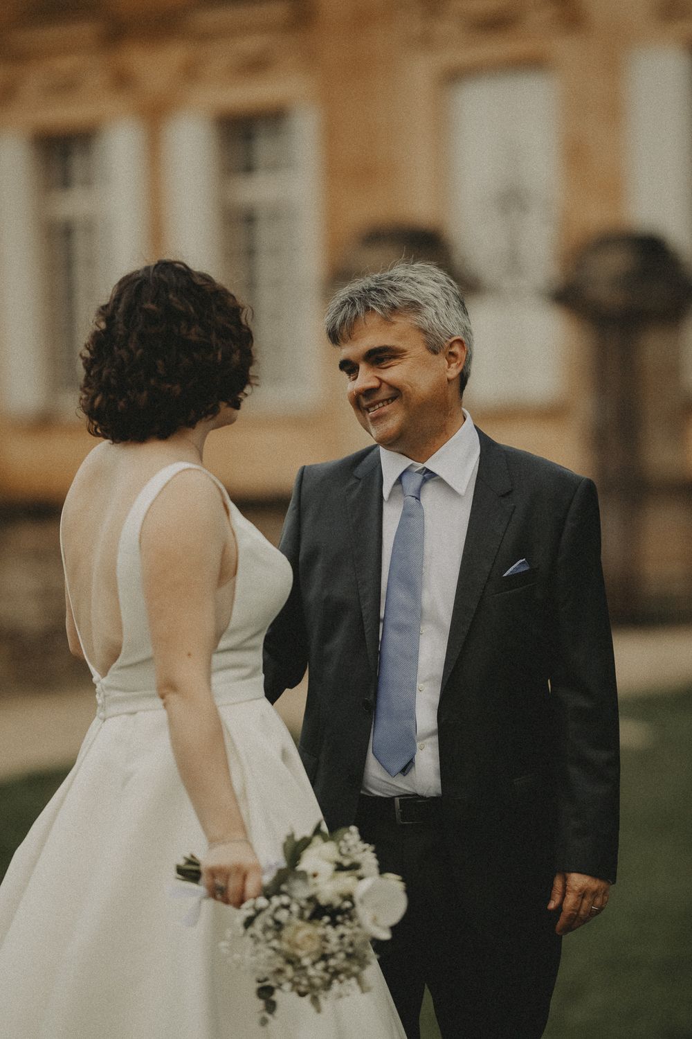 Photographe de mariage capturant des instants sincères et intemporels avec une approche artistique, élégante et naturelle.
