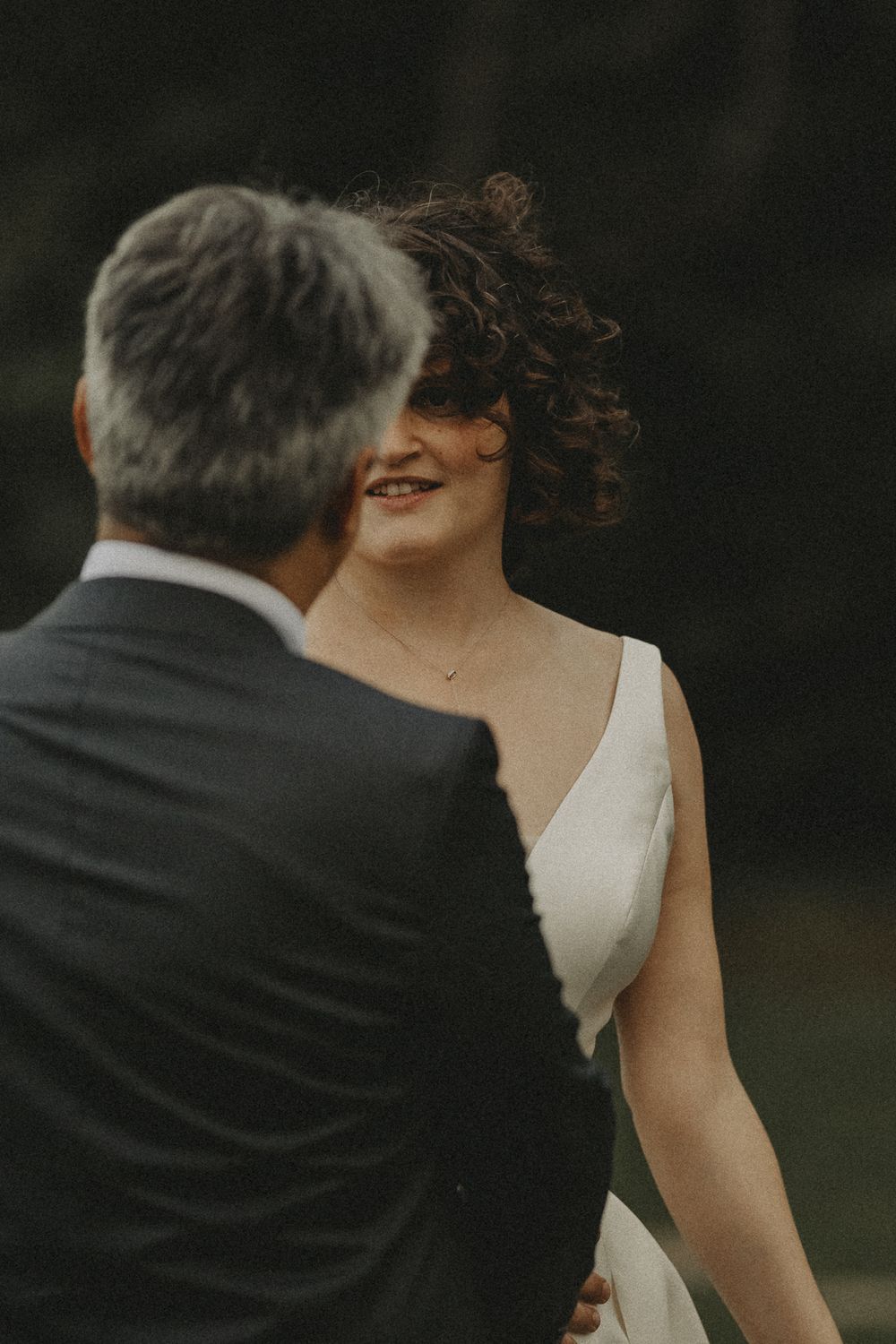 Photographe de mariage capturant des instants sincères et intemporels avec une approche artistique, élégante et naturelle.
