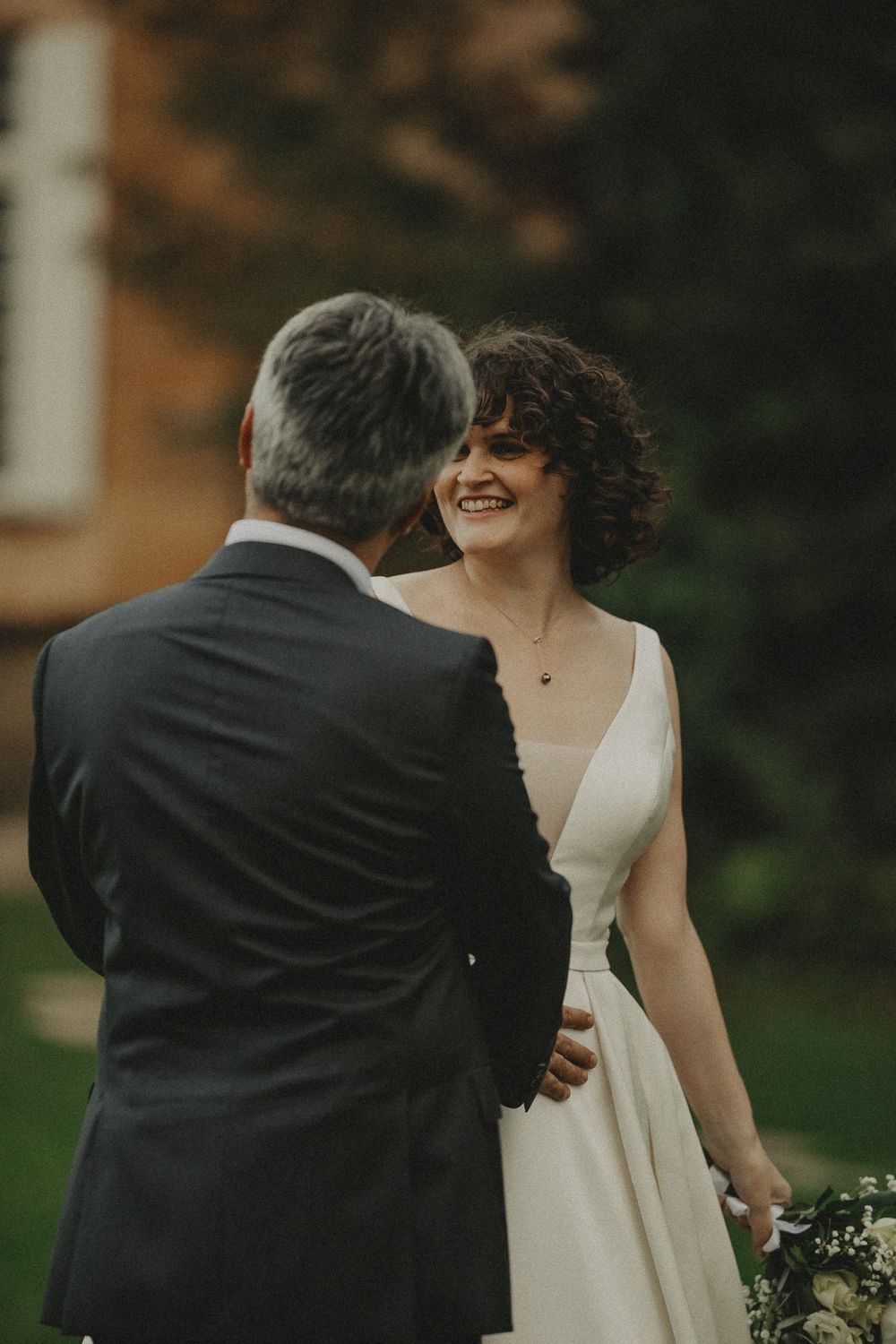 Photographe de mariage capturant des instants sincères et intemporels avec une approche artistique, élégante et naturelle.