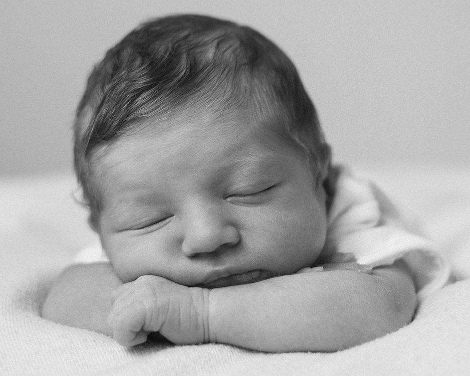 Vastasyntyneen kuvaus Espoo Helsinki Vantaa. Newborn-kuvaus Vastasyntyneenkuvaus kotona Newborn Valokuvaaja Espoo Perhekuvaus Espoo Helsinki