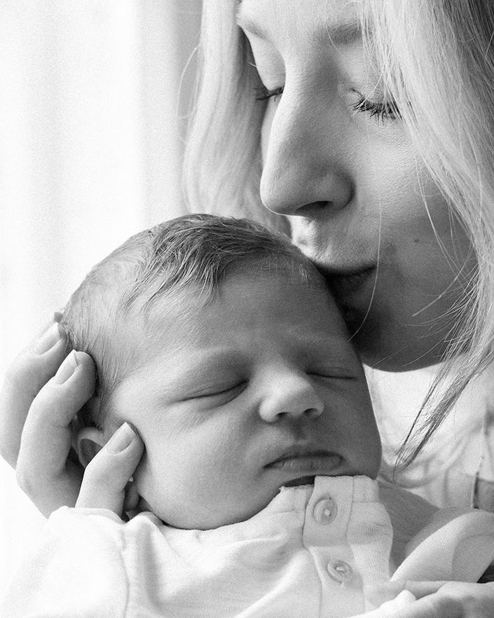 Vastasyntyneen kuvaus Espoo Helsinki Vantaa. Newborn-kuvaus Vastasyntyneenkuvaus kotona Newborn-kuvaaja Newborn photographer Valokuvaaja