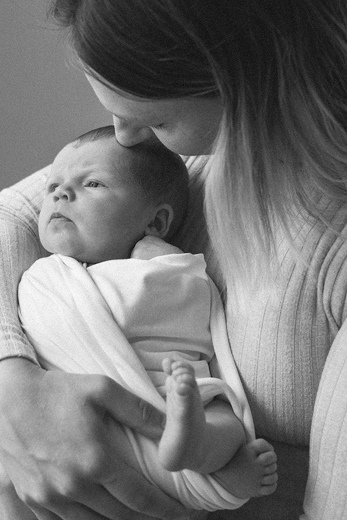 Vastasyntyneen kuvaus Espoo Helsinki Vantaa. Newborn-kuvaus Vastasyntyneenkuvaus kotona Kauniit vastasyntyneenkuvat Vauva valokuvaaja Espoo