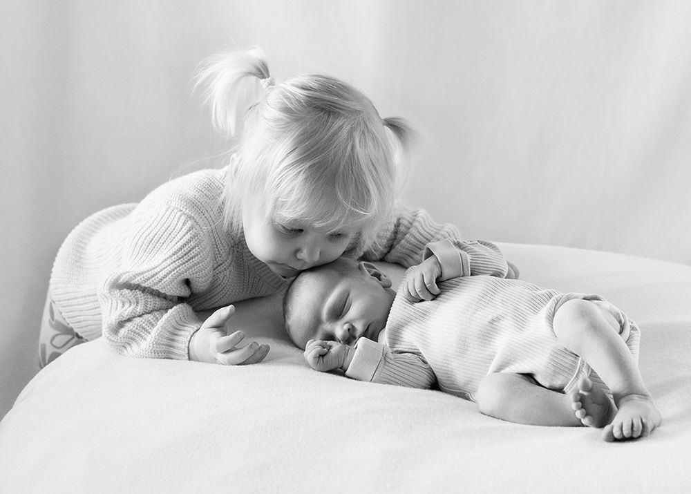 Vastasyntyneen kuvaus Espoo Helsinki Vantaa. Newborn-kuvaus Espoo Vastasyntyneenkuvaus kotona Sisaruskuvaus Perhekuvaus Newborn photographer