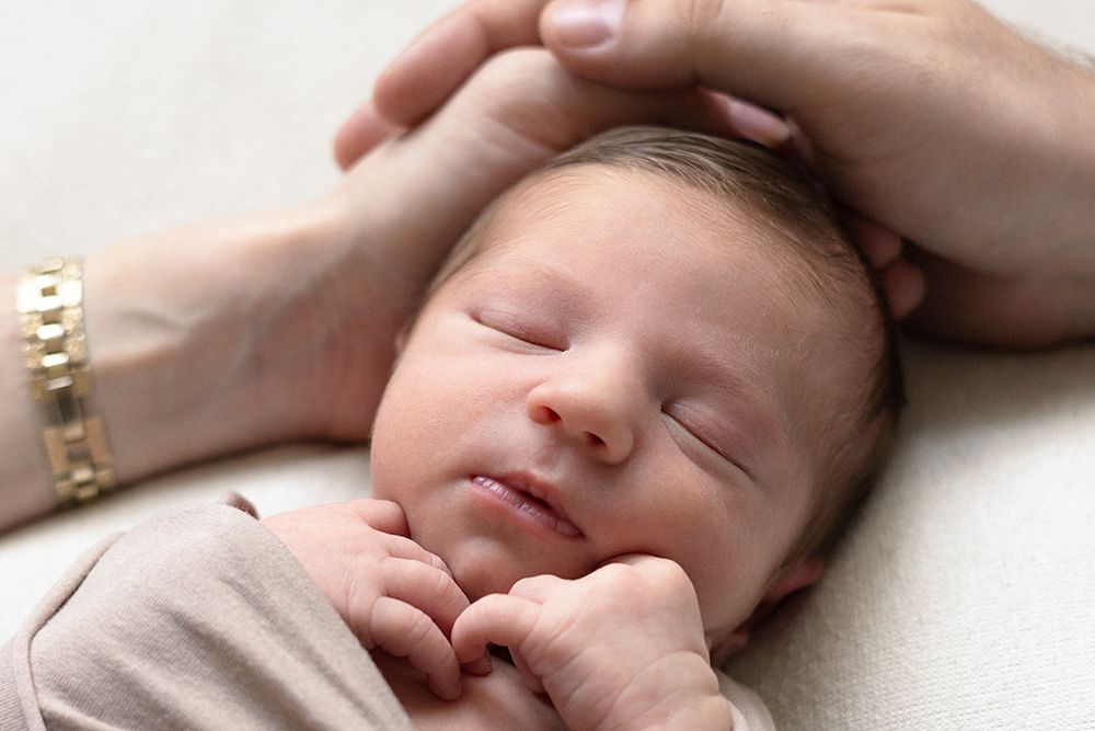 Vastasyntyneen kuvaus Espoo Helsinki Vantaa. Newborn-kuvaus Vastasyntyneenkuvaus kotona Newborn Valokuvaaja Espoo Perhekuvaus Espoo Helsinki