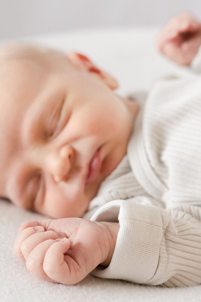 Vastasyntyneen kuvaus Espoo Helsinki Vantaa. Newborn-kuvaus Vastasyntyneenkuvaus kotona Newborn-kuvaaja Newborn photographer Valokuvaaja