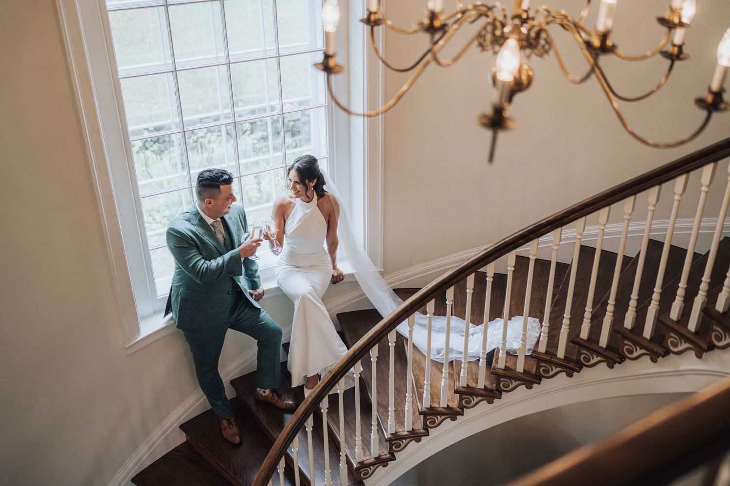 Photographe et vidéaste de mariage de luxe en style cinématique, dans les paysages romantiques du Manoir Davis dans les Laurentides.