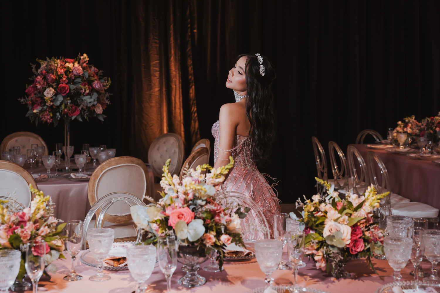 Chelman Pineda es un fotógrafo de bodas que ofrece un cubrimiento fotográfico auténtico y emotivo.