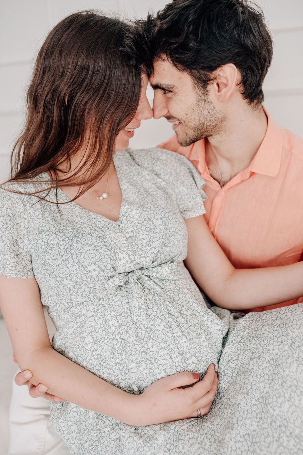 A couple in casual attire shares an intimate moment as they celebrate an expected pregnancy.Babybauch  Fotografie Hessen