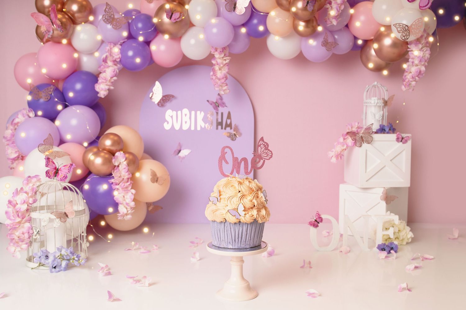 Customisable backdrop options to suit your cake smash, newborn, or family photoshoot theme, creating the perfect visual story.