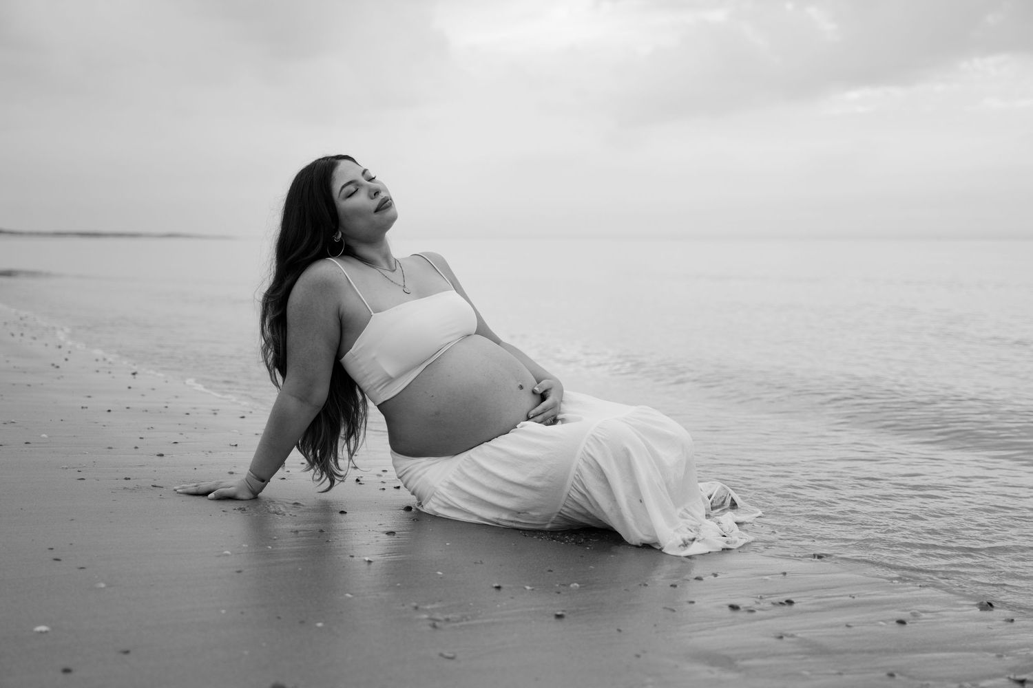 Zwangerschap shoot op het strand aan de zee