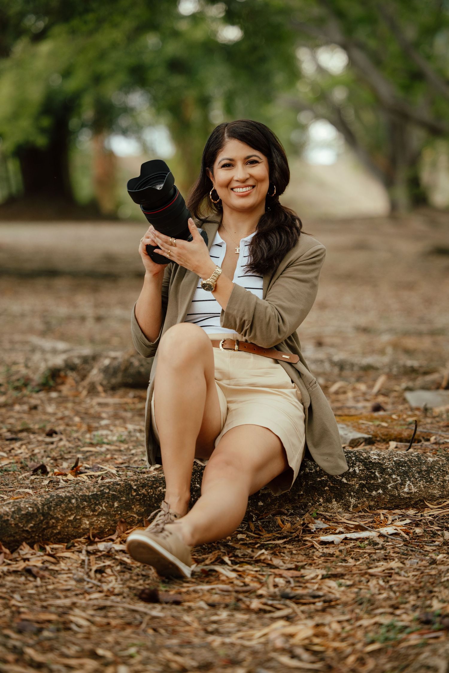 La fotógrafa sonriendo frente a la cámara