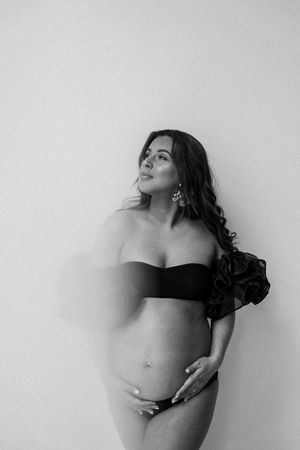 Zwangerschapsfotografie, buik, blote buik, editorial pregnancy, pregnancy photography, zwart wit