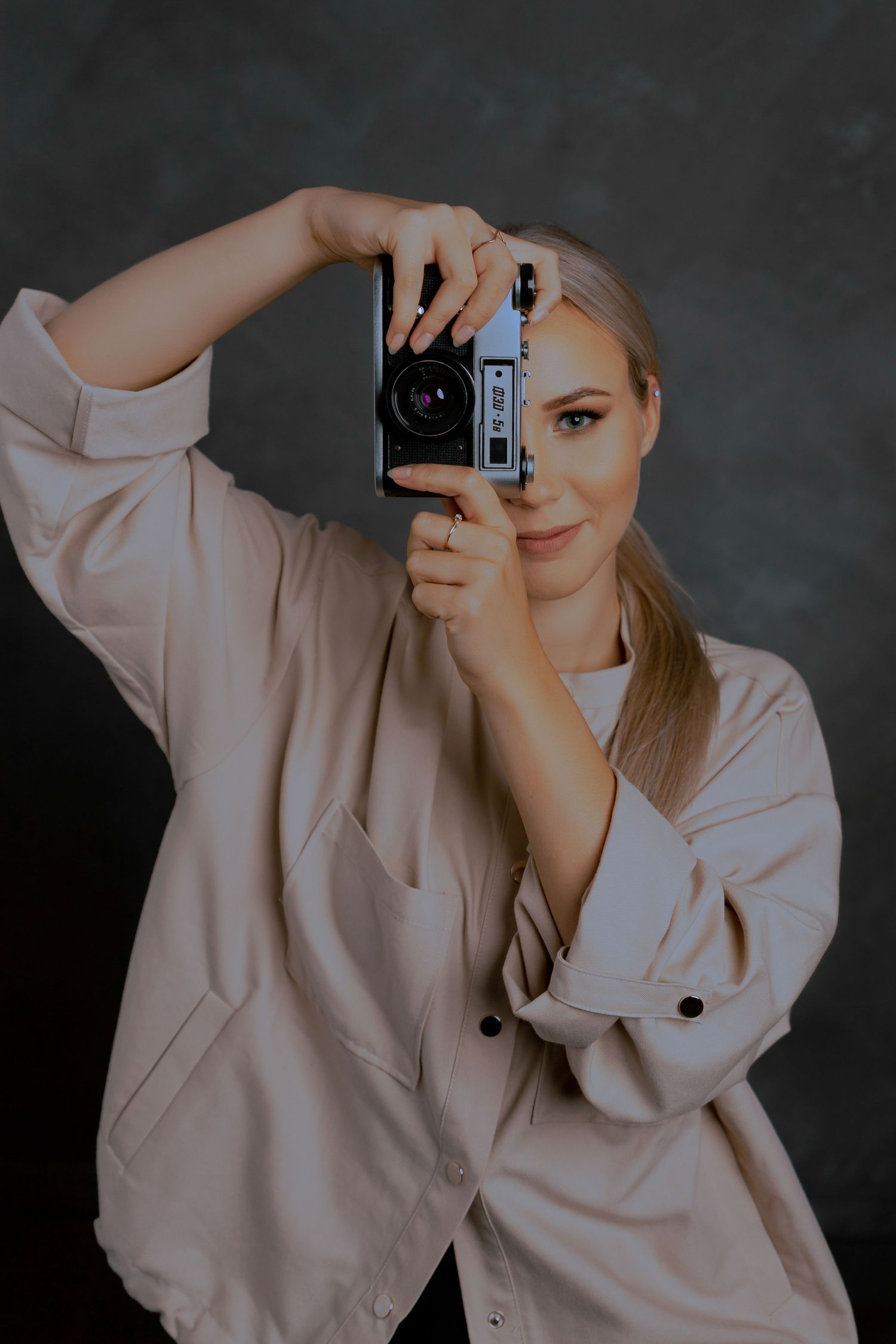 Fotograaf Anna-Maria Mäeots. Portree ja autofotograaf Harjumaal