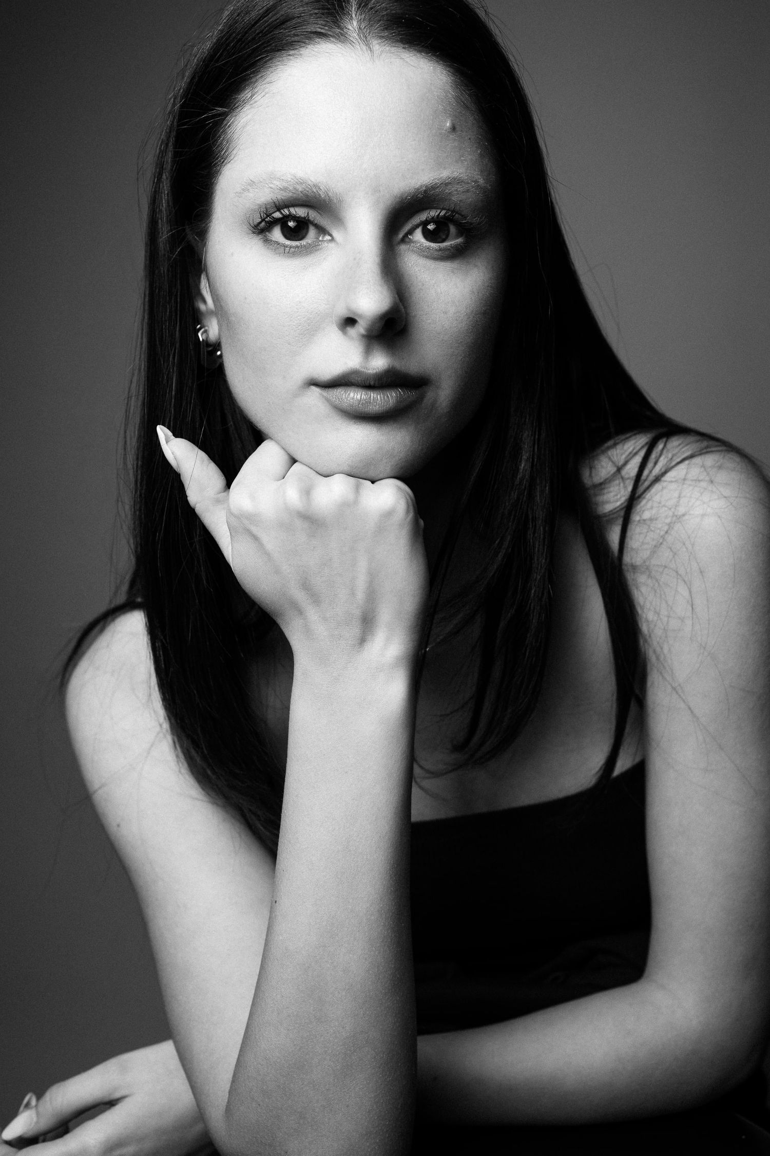 ritratto-femminile-bianco-e-nero-giovane-donna-fotografo-udine-friuli