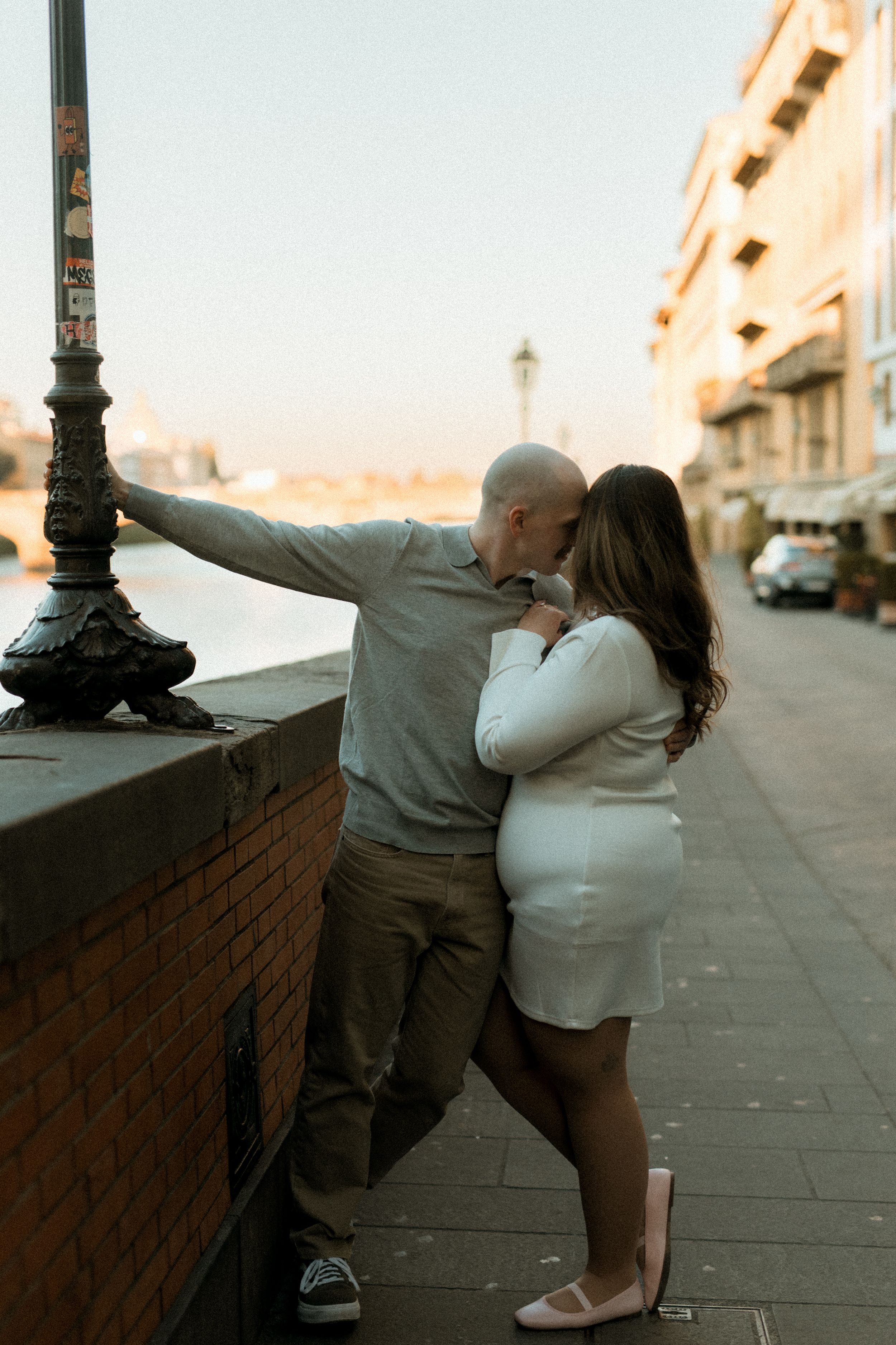 Elopement photo showing a romantic couple at sunrise in Florence, Italy. Photo by Wedding photographer Anita Vartiainen.