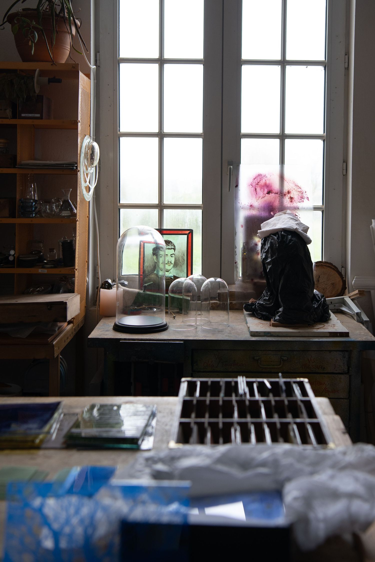 table de travail et fenêtre du chateau, portrait d'atelier par Anne-Pierre Gaignon
