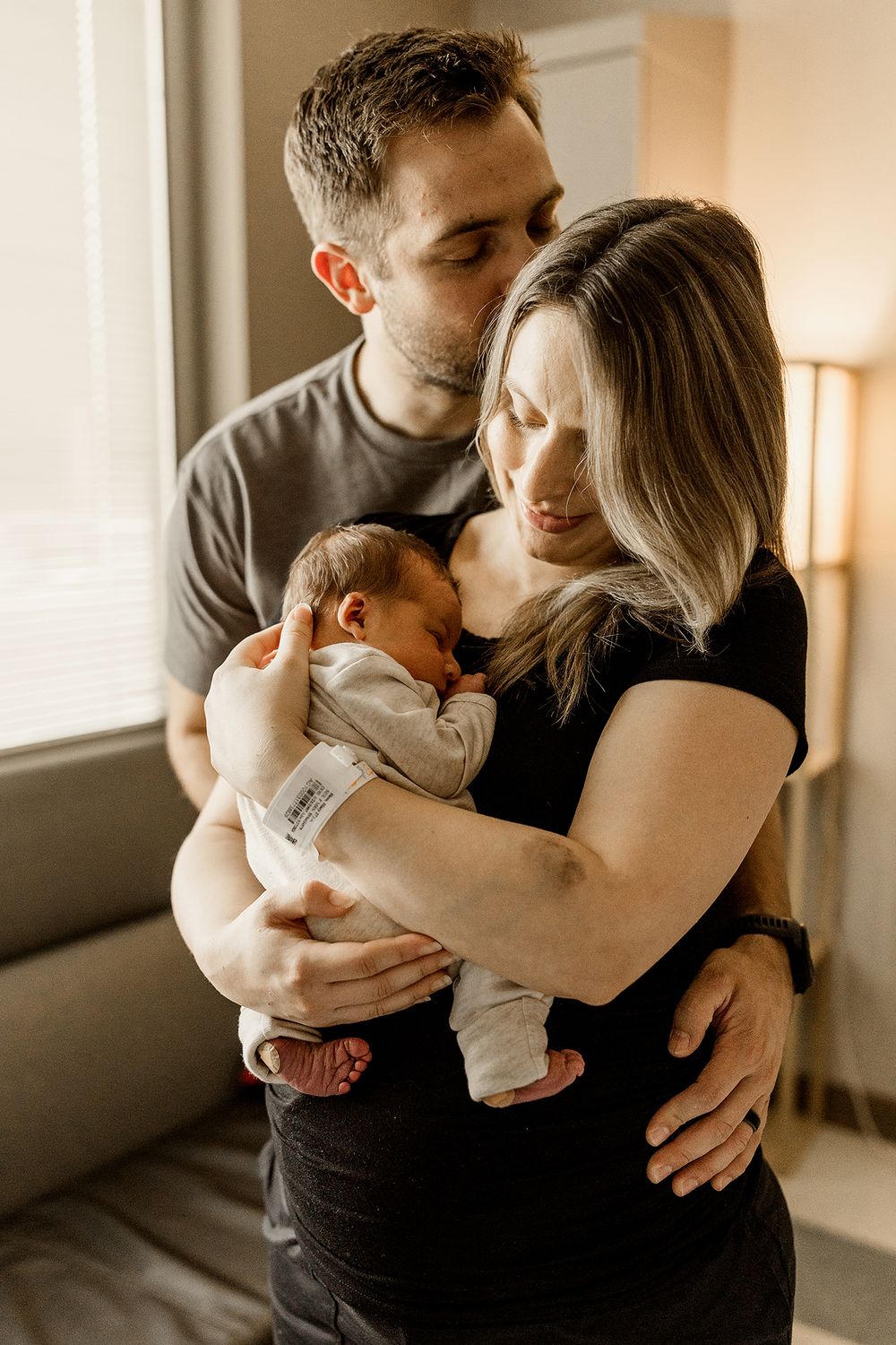 New-mom-and-dad-enjoying-thier-newborn-at-the-fresh-48-session