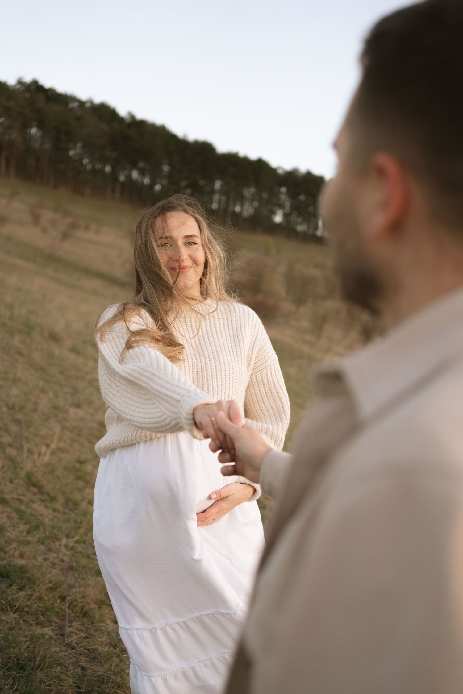 Fotografie de cuplu romantica in Brasov la apus pentru a anunta sarcina, pregnancy photoshoot