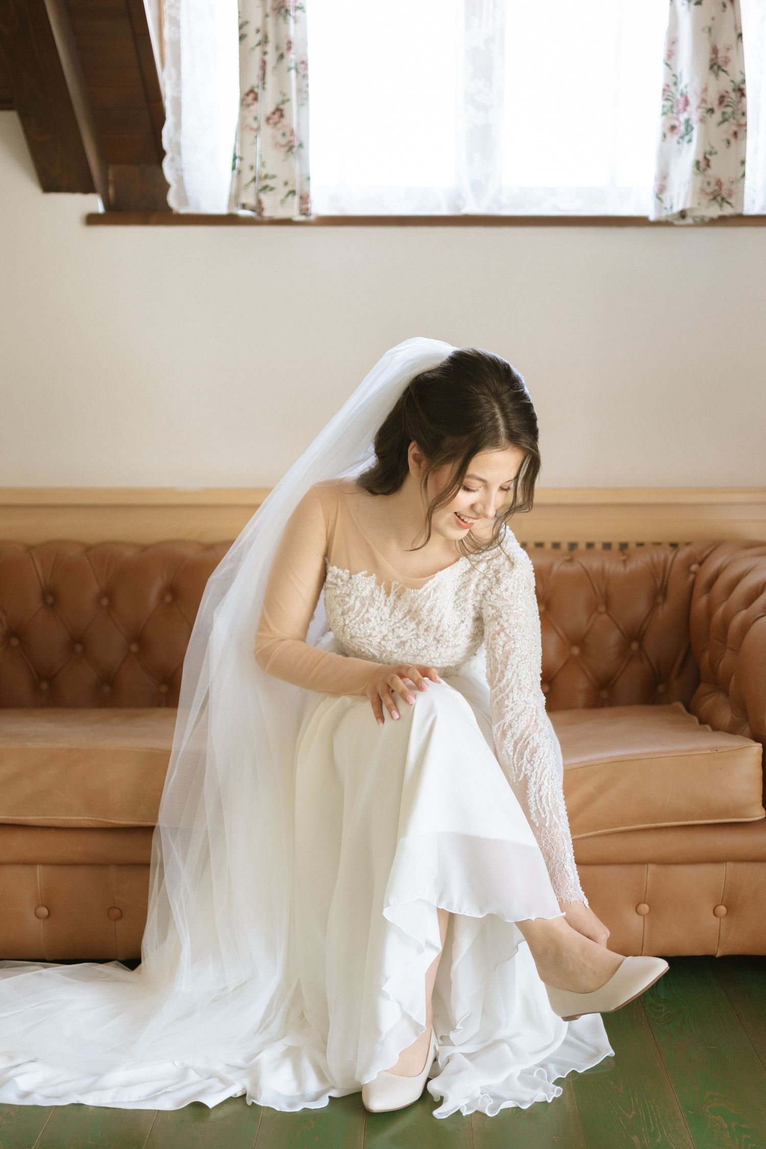Fotografie de cuplu romantica in Sibiu, in ziua nuntii la pregatirile miresei, la localul Domeniul Orlandea