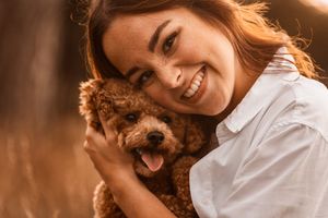 Frau kuschelt mit Hund