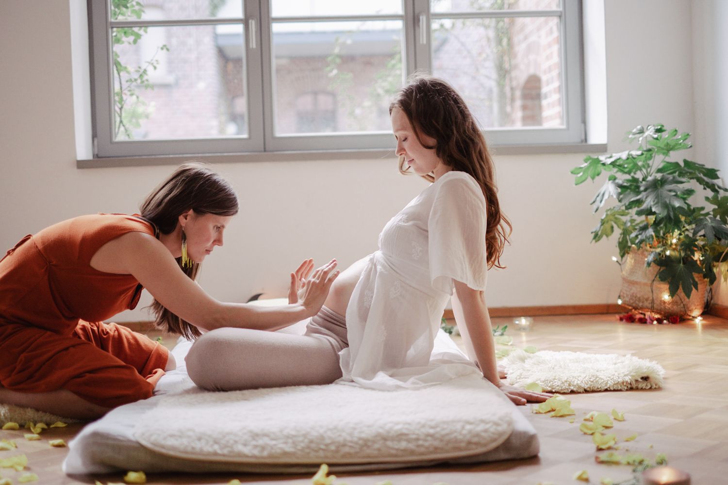 Doula segnet Schwangere und schafft Balance im Mutterbauch. Spirituelle Begleitung