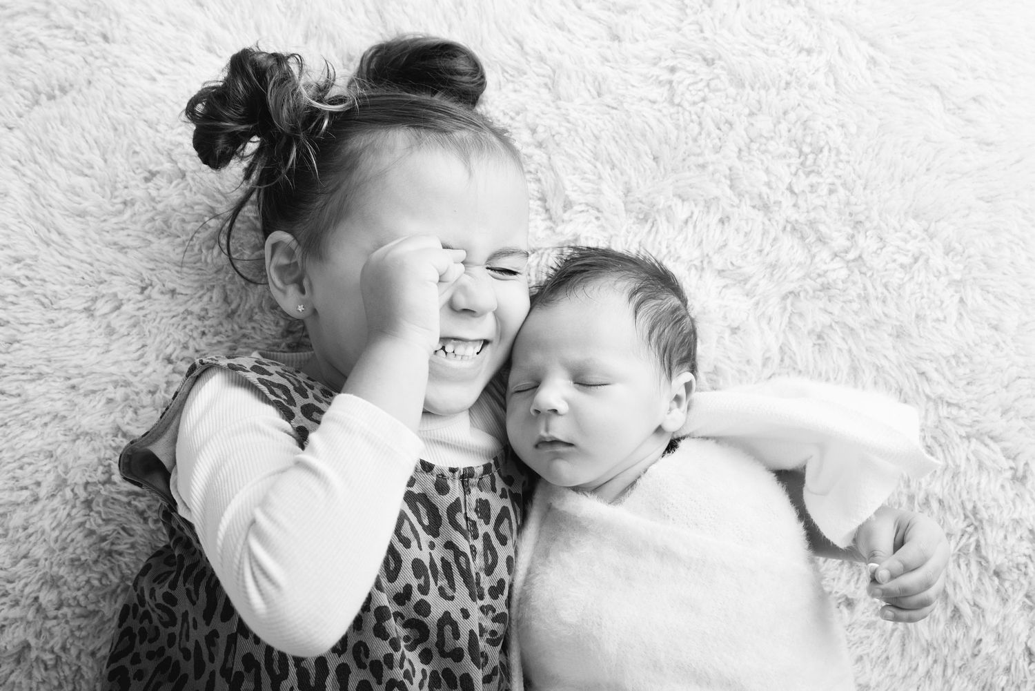 capturing the mot beautiful siblings photographer by genesis Imagery
