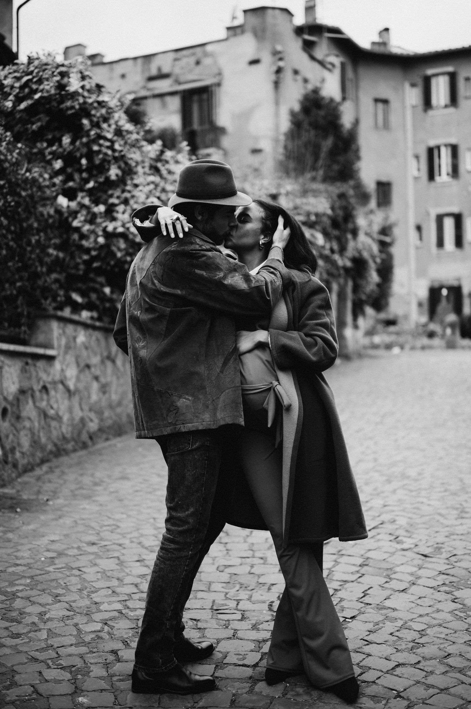 Wedding photographer Italy. Luxury destination wedding photography in Tuscany, Amalfi Coast, Lake Como. Emotional wedding photos for interna