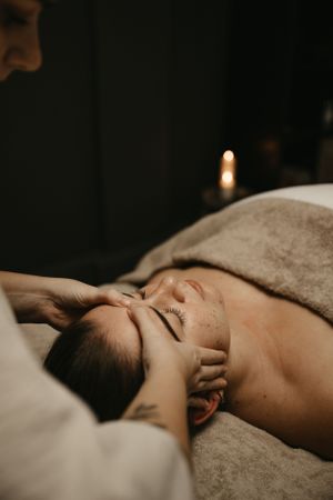 Professionele gezichtsmassage behandeling
