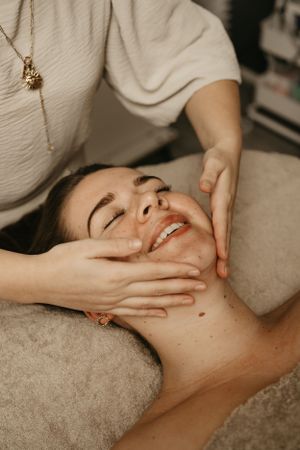 Therapeutische gezichtsmassage wordt uitgevoerd