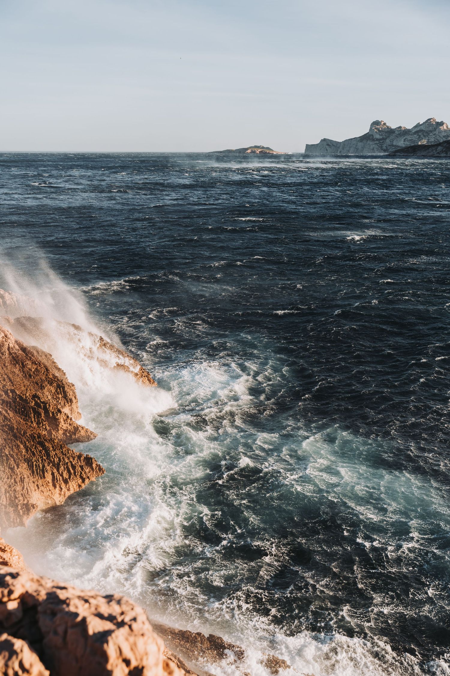 Photo de la mer très agité avec le vent sur la cote de Marseille
