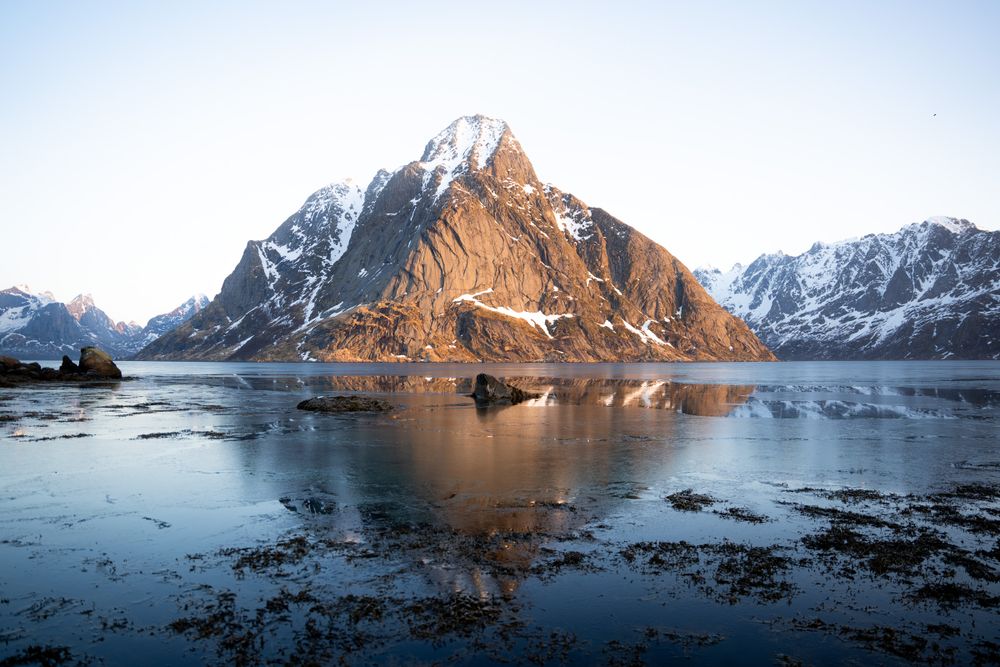 lever de soleil reine norvège lofoten avec lac gelé