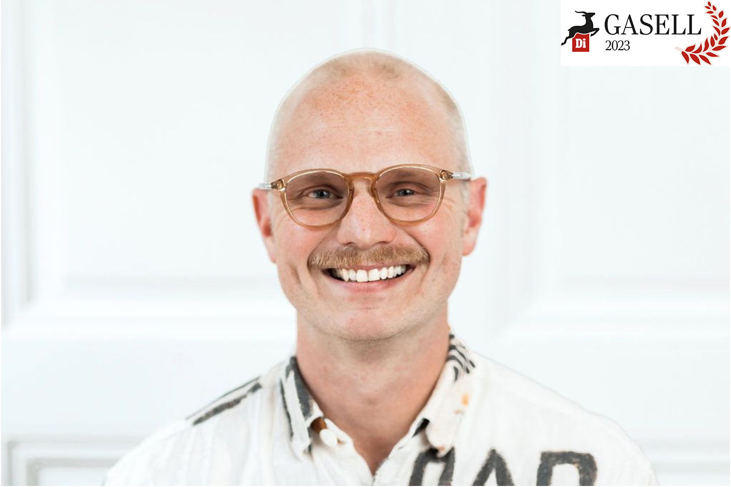 Professionell huvudbild av en leende person med glasögon med Gasell Dagens Industri-logga i hörnet. Playground Tech