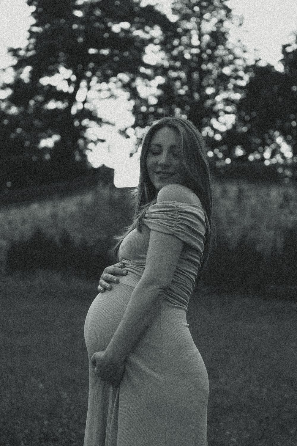Nostalgisches Fotoshooting im Vintage Stil im Japanisches Palais Dresden - Frau hält sich innig ihren Babybauch