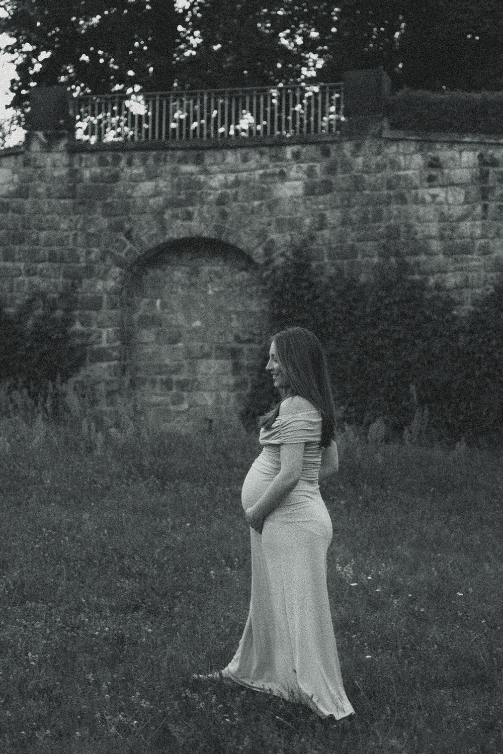 Schwangere Frau läuft über grüne Wiese im Palaisgarten in Dresden - Babybauchfotoshooting
