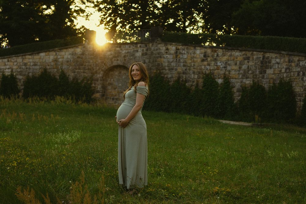 Portrait Fotoshooting im Grünen - Schwangere Frau im grünen Kleid bei Sonnenuntergang  - Japanisches Palais Dresden