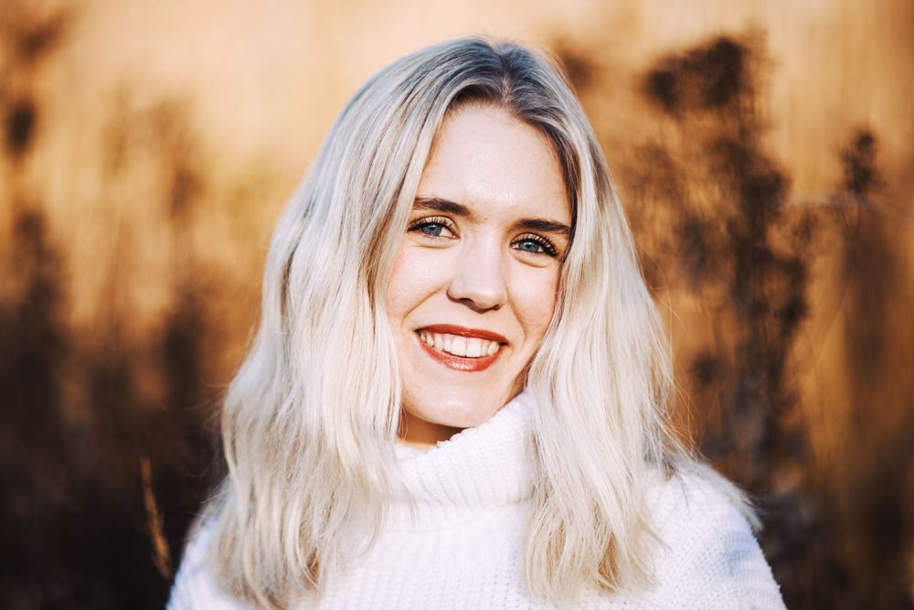 Portrettbilde utendørs, fotografert av Sollien Media.