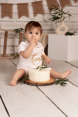 Photographe anniversaire bébé Neuchâtel – Une séance fun et colorée avec un gâteau