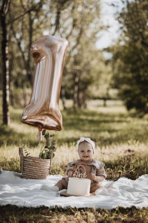Photographe Smash the Cake Neuchâtel – Une explosion de couleurs et d’émotions