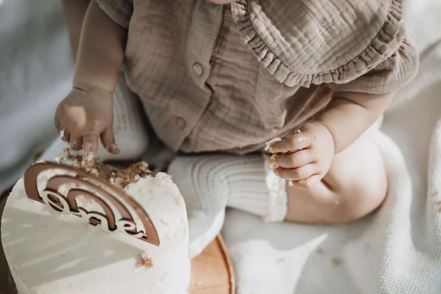 Photographie bébé avec gâteau – Spontanéité et éclats de rire