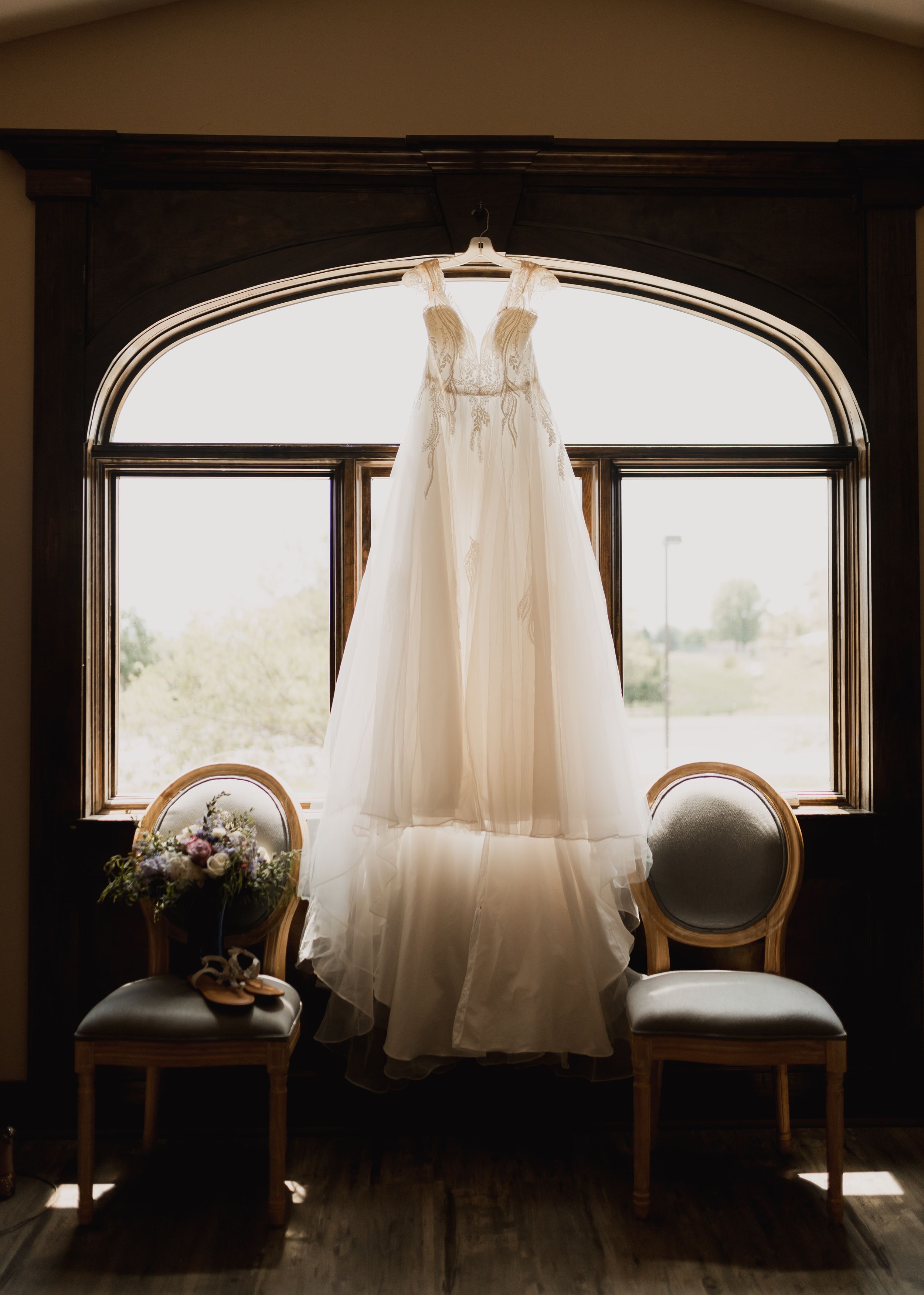 Romantic wedding photos images in Des Moines, Iowa. wedding photography Ideas for Iowa wedding venue and photography