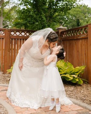 Romantic wedding photos images in Des Moines, Iowa. wedding photography Ideas for Iowa wedding venue and photography